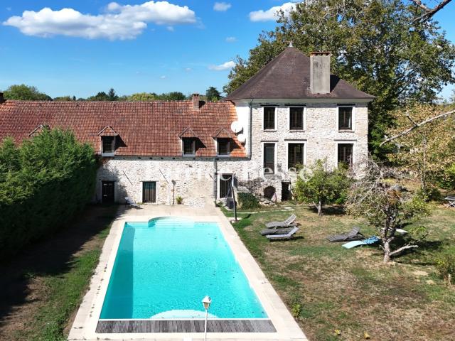 En Seine et Marne, une ancienne ferme seigneuriale avec écur. 1060m² Ozoir la Ferrière