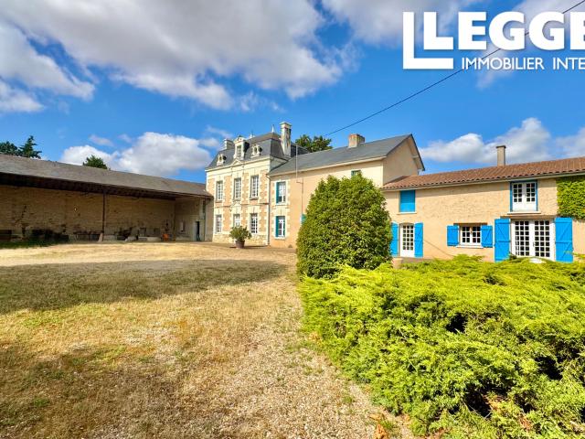 En sud Val de Loire, maison de Maître avec maison d'amis et nombreuses dépendances sur un terrain d'1ha arboré