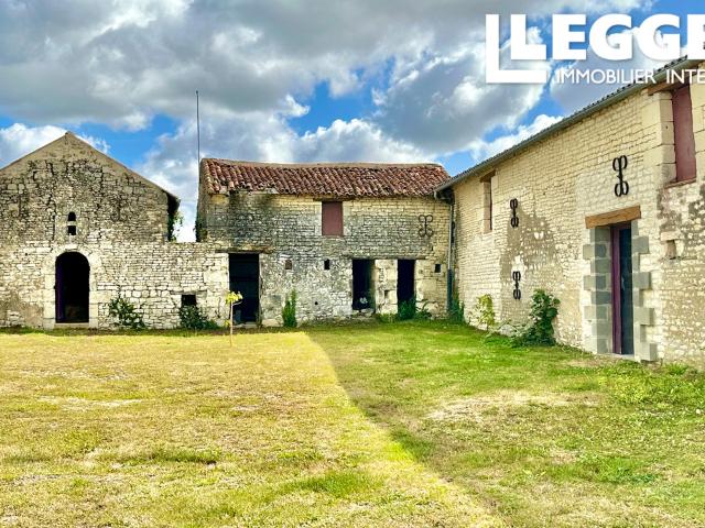 En sud Val de Loire, propriété en pierres, isolée, avec vue dégagée, grand terrain clos, grandes dépendances