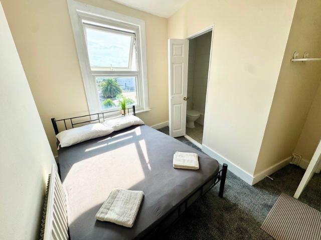 En suite & Doubles Available Now – Surrey Quays