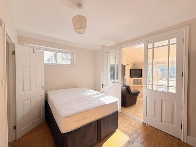 En Suite Milton Road with living. 1 bed in a house share to rent £1,050 pcm £242 pw