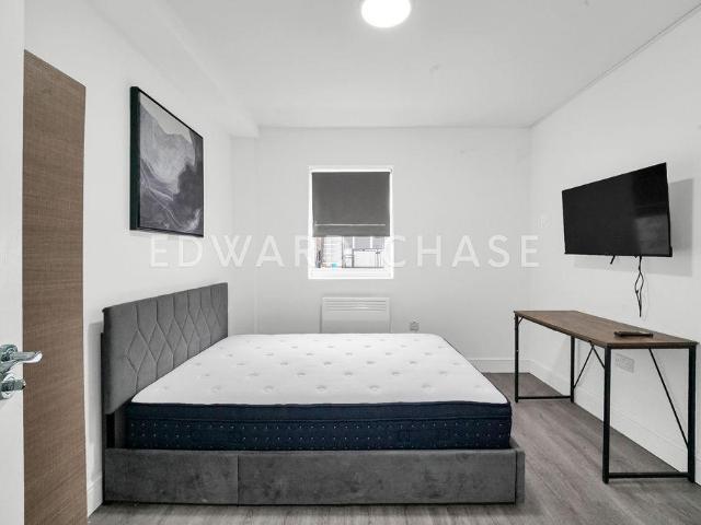 En Suite Room, All Bills Included. House of multiple occupation to rent £900 pcm £208 pw
