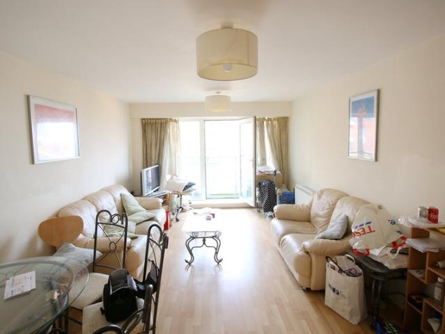 En suite Room in 2 Bed Flat Royal Plaza, S1