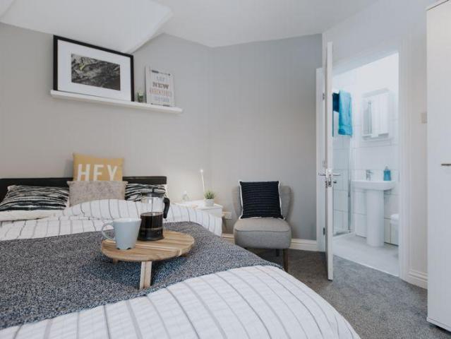 EN SUITE ROOM TO SUIT PROFESSIONALS 6 bed house of multiple occupation to rent £950 pcm £219 pw