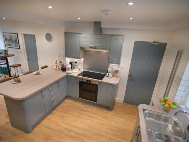 EN SUITE ROOM TO SUIT PROFESSIONALS 6 bed house of multiple occupation to rent £950 pcm £219 pw