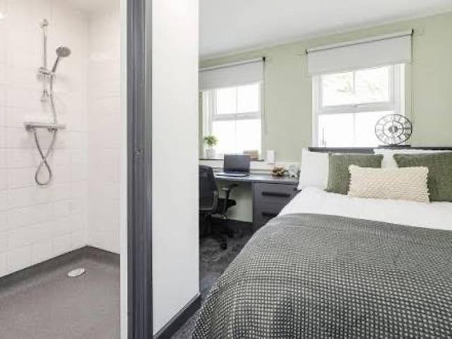 En suite student room — Dean House, New Cross