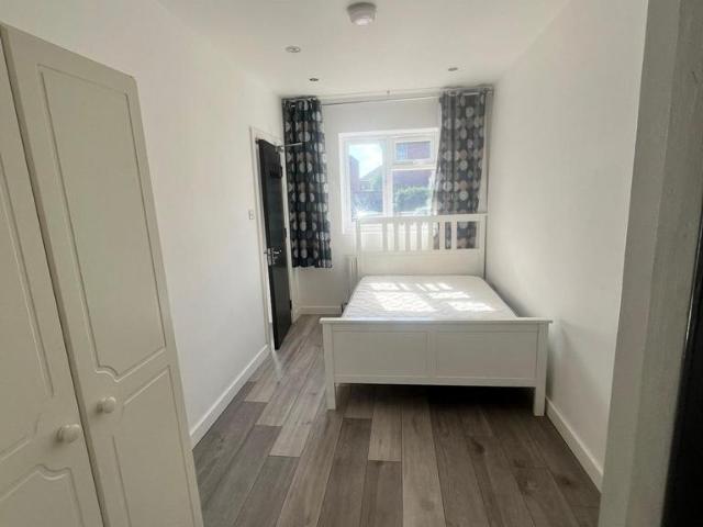 Ennerdale Drive, London NW9 1 bed in a house share to rent £925 pcm £213 pw