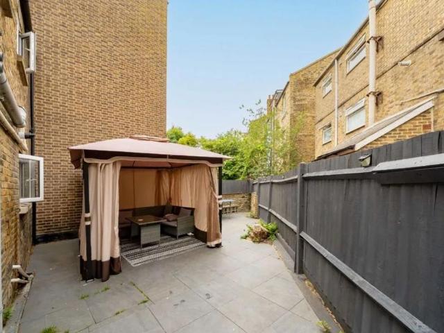 Ennis Road, Finsbury Park, London, N4 6 bed semi detached house to rent £5,500 pcm £1,269 pw