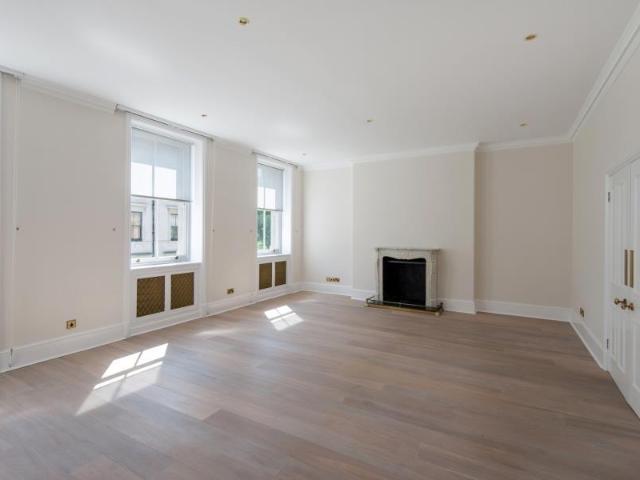 Ennismore Gardens, Knightsbridge, SW7 4 bed flat to rent £8,498 pcm £1,961 pw