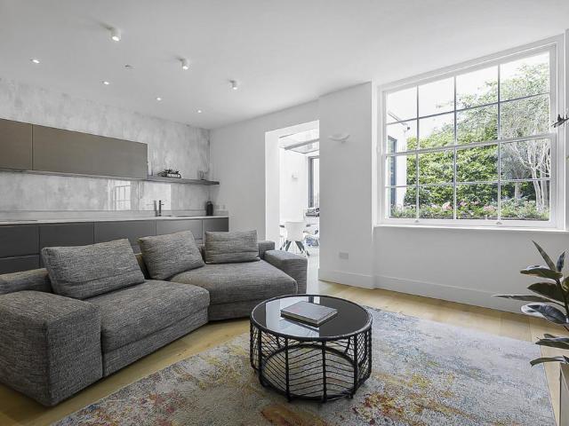 Ennismore Gardens, Knightsbridge, SW7 3 bed apartment to rent £6,912 pcm £1,595 pw