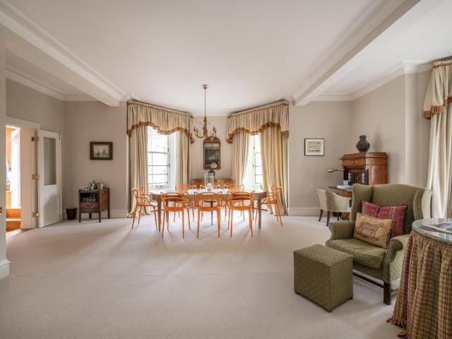 Ennismore Gardens Knightsbridge SW7 3 bed flat to rent £8,550 pcm £1,973 pw