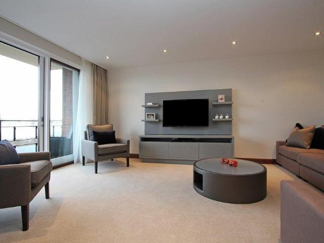 Ennismore Gardens, London, SW7 2 bed flat to rent £8,645 pcm £1,995 pw
