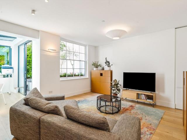 Ennismore Gardens, London SW7, 3 bed flat to rent, £6,912 pcm | PrimeLocation