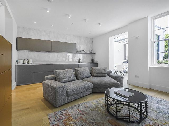 Ennismore Gardens, London SW7, 3 bed flat to rent, £6,912 pcm | PrimeLocation