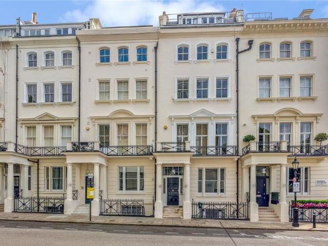 Ennismore Gardens, London, SW7 3 bed flat to rent £7,501 pcm £1,731 pw