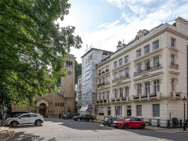 Ennismore Gardens, South Kensington. 3 bed flat to rent £5,900 pcm £1,362 pw
