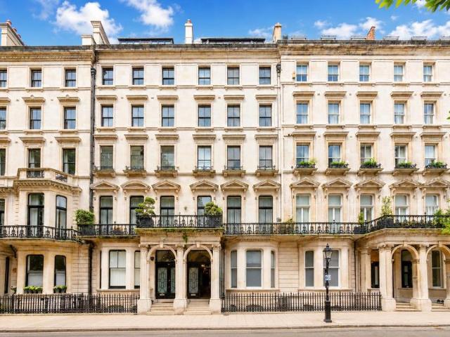 Ennismore Gardens, SW7 2 bed flat to rent £4,995 pcm £1,153 pw