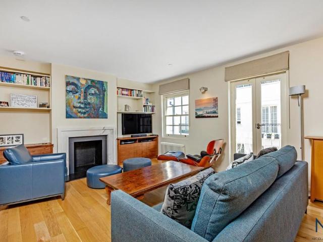 Ennismore Mews, Knightsbridge SW7 4 bed mews to rent £11,267 pcm £2,600 pw