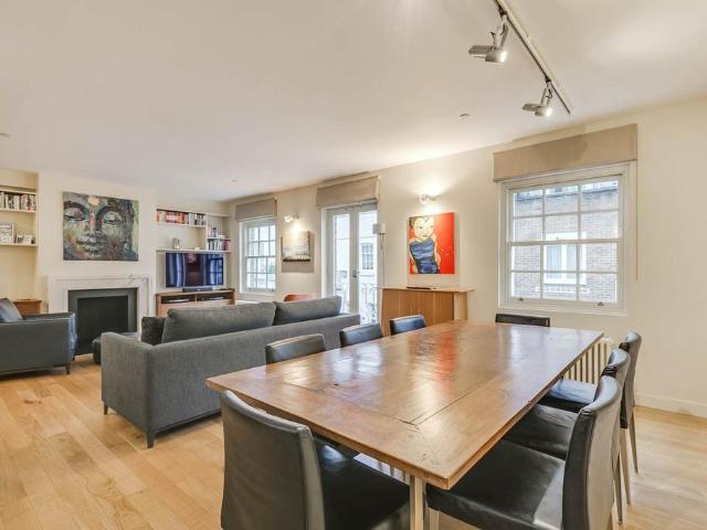 Ennismore Mews, Knightsbridge SW7 3 bed house to rent £11,267 pcm £2,600 pw