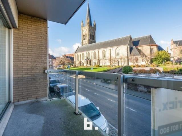 Enorm lichtrijk appartement op uiterst centrale locatie met