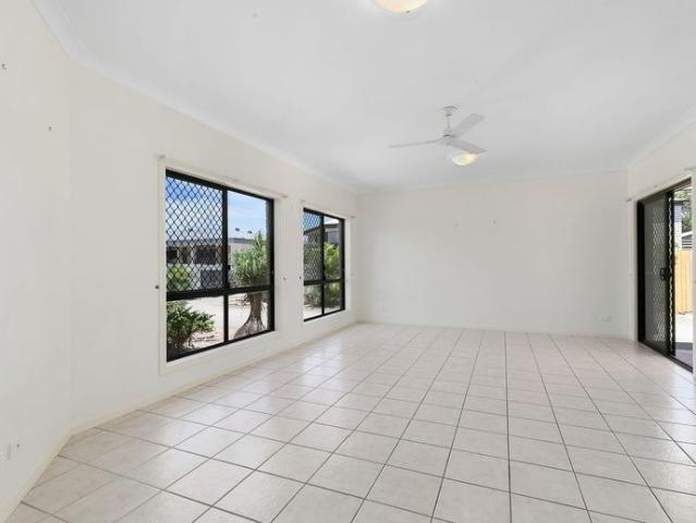 ENORMOUS 5BED FAMILY HOME 2 SEPARATE GARAGES
