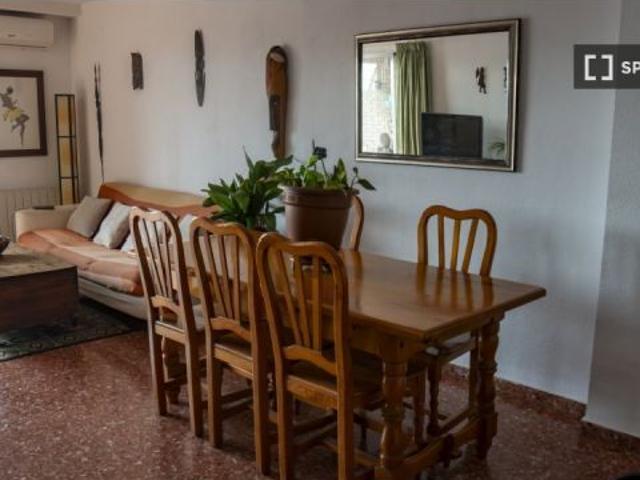 Enorme habitación con ventana vista patio interior en piso compartido en Marxalenes