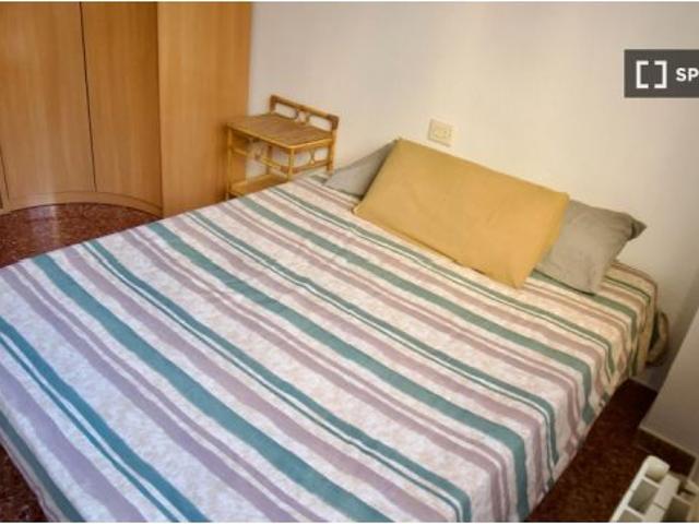 Enorme habitación con ventana vista patio interior en piso compartido en Marxalenes