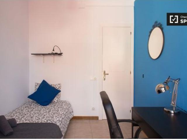 Enorme habitación con ventana con vista a la calle en un apartamento de 4 dormitorios, Poble Sec