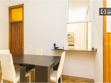 Enorme habitación con ventana con vista a la calle en piso compartido, Puerta del Sol