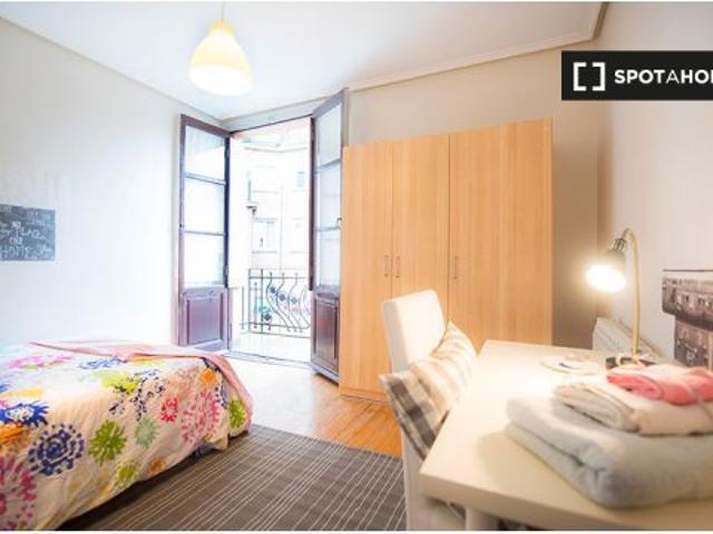 Encuentra una habitación con estantes en un departamento compartido, Casco Viejo