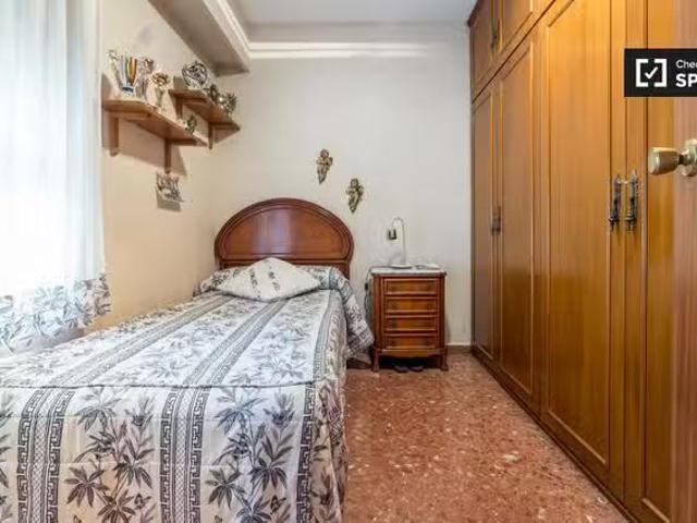 ¡Renta! Acogedora habitación en un apartamento de 4 dormitorio.