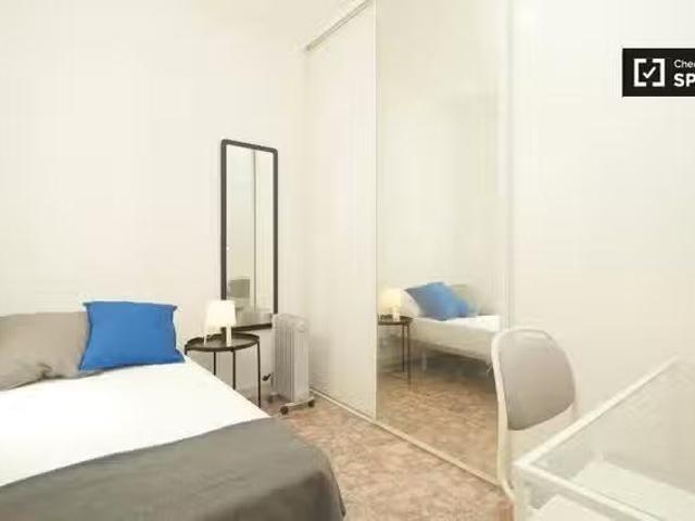 Único Acogedora habitación en un apartamento de 6 dormitorios.