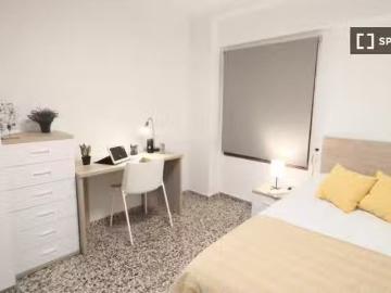 Acogedor Alquiler de habitaciones en apartamento de 5 dormitor.