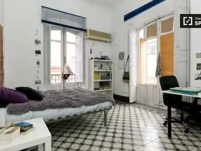 ¡Renta! Alquiler de habitaciones en apartamento de 6 dormitori.