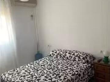 Barato Alquiler de habitaciones en piso de 8 dormitorios en Má.