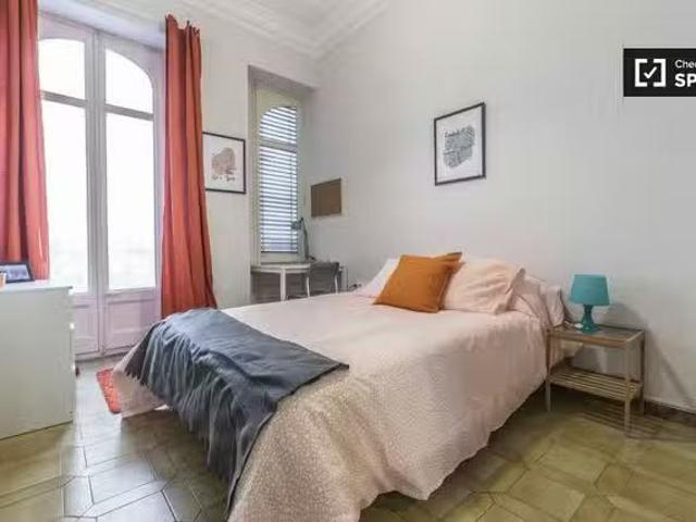 ¡En alquiler! Amplia habitación en piso compartido en Eixample.