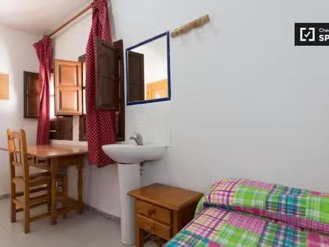 ¡Oferta! Amplia habitación en un apartamento de 12 habitacione.
