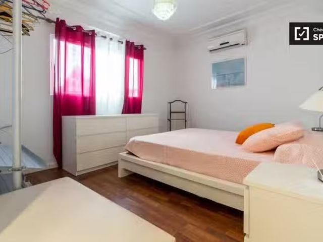 Nuevo Amplia habitación en un apartamento de 3 dormitorios en.