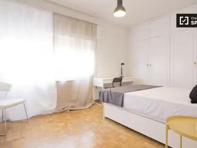 Bonito Amplia habitación en un apartamento de 6 dormitorios en.