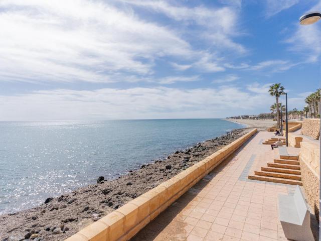 Encantador Apartamento en Roquetas de Mar con Piscina y Terraza