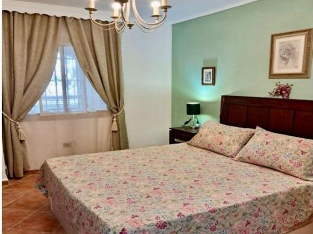 ENCANTADOR BAJO CON PORCHE PRIVADO CERCA DEL MAR EN TORREBLANCA BAJA FUENGIROLA