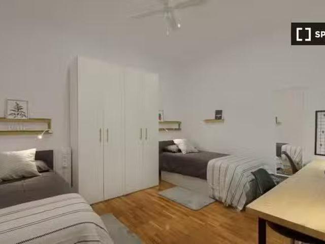 Encantador Cama en habitación compartida en piso de 7 habitaci.