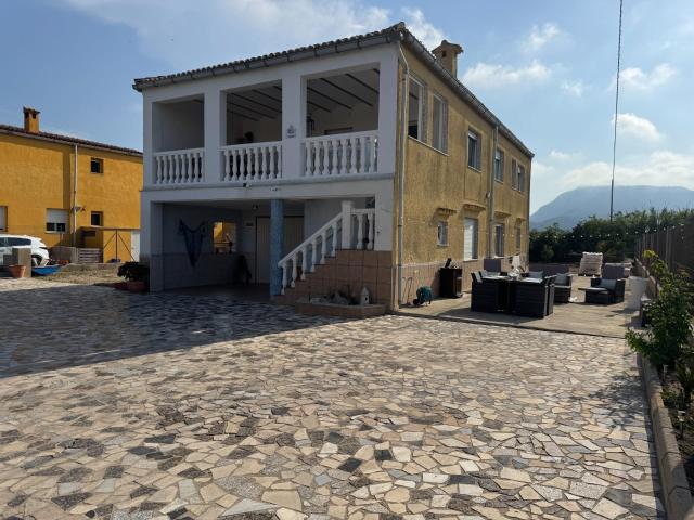 ENCANTADOR CHALET CON PARCELA A ESCASOS METROS DEL MAR