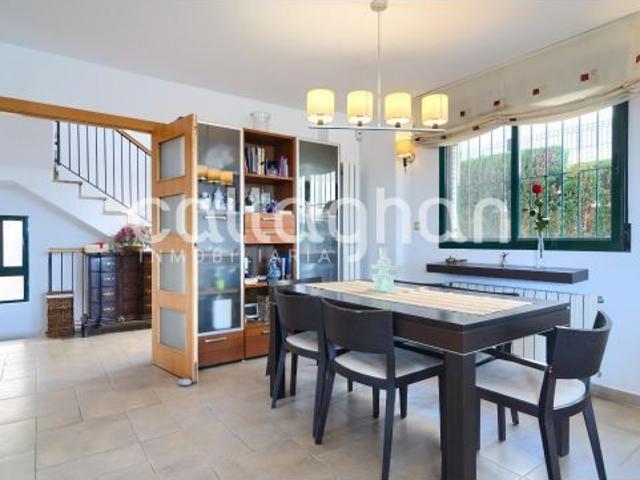 Encantador chalet independiente con amplios espacios y piscina privada en Godella