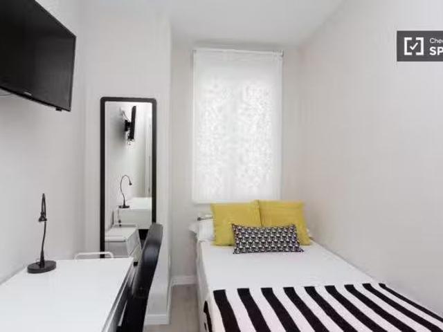 Acogedor Cómoda habitación en apartamento de 7 dormitorios en.