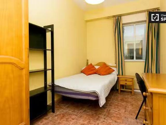 ¡Recién llegado! Cómoda habitación en un apartamento de 4 dorm.