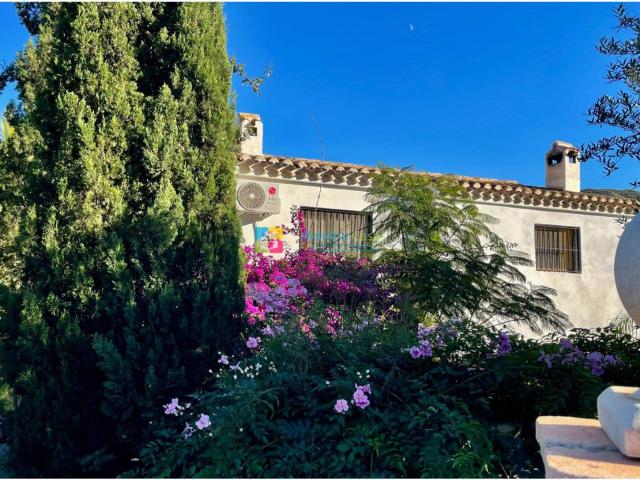 Encantador cortijo adosado con 4 dormitorios, 2 baños, pisci. 190m² Almanzora