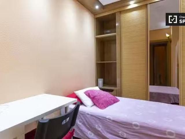 ¡En alquiler! Dormitorio en alquiler en chalet en Villaviciosa.