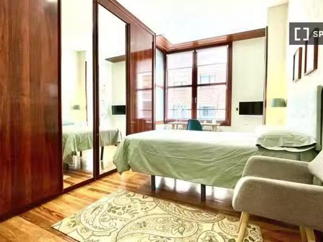 ¡En alquiler! Gran habitación en un apartamento de 5 dormitori.