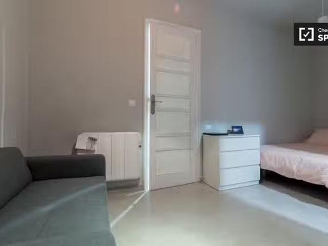 Acogedor Habitación con baño en un apartamento de 5 dormitorio.